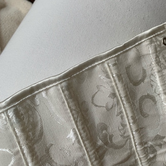 White lace up corset, size small - Picture 4 of 4